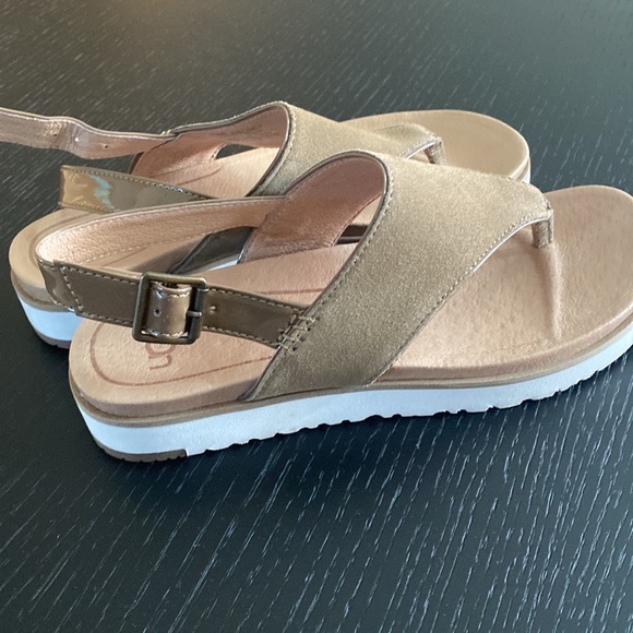 6.5 Brand new tan UGGs women’s sandals - Picture 3 of 4